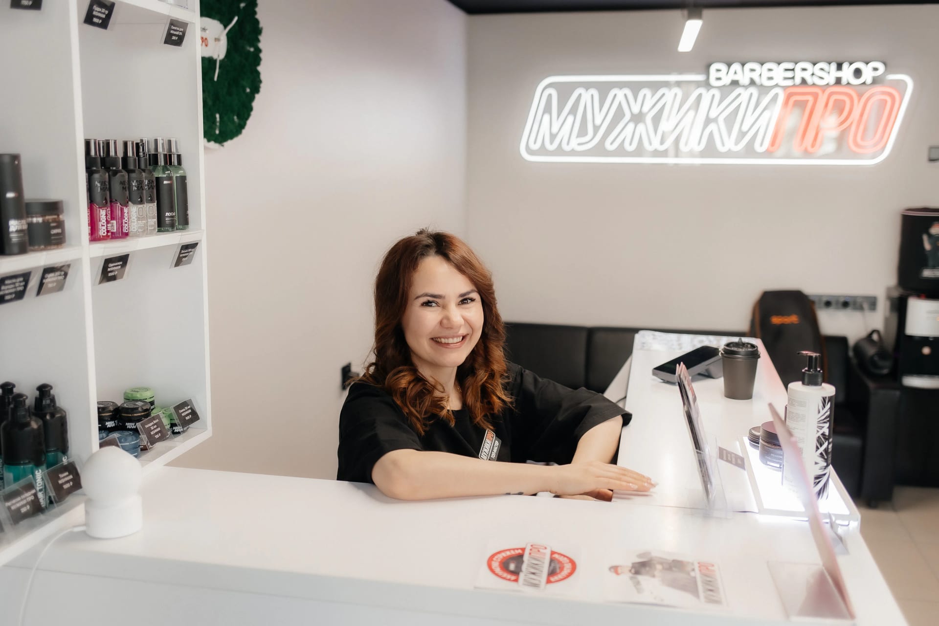 Зона ресепшн в барбершопе МУЖИКИ ПРО на Широтной 165 корпус 3, Тюмень